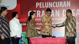 Menteri Desa Pembangunan Daerah Tertinggal dan Transmigrasi Marwan Jafar (kanan) bersalaman dengan Menteri Dalam Negeri Tjahjo Kumolo (kedua kanan) saat peluncuran Gerakan Desa di Jakarta, Selasa (7/4/2015). (Liputan6.com/Helmi Afandi)