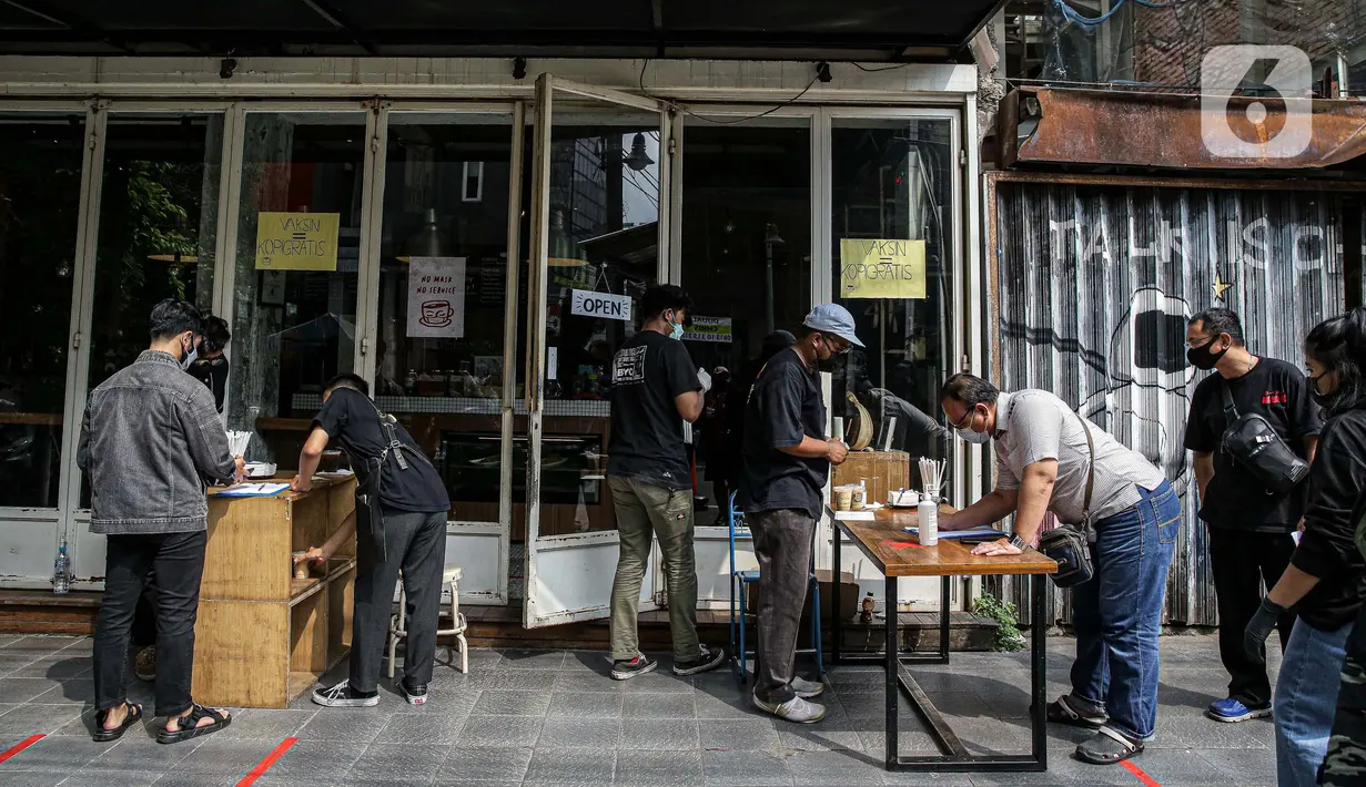 Warga menerima kopi gratis di Filosofi Kopi Melawai, Jakarta, Rabu (30/6/2021). Filosofi Kopi memberikan kopi gratis bagi warga yang telah melakukan vaksinasi COVID-19. Kegiatan tersebut merupakan bentuk dukungan kepada masyarakat agar melakukan vaksinasi COVID-19. (Liputan6.com/Faizal Fanani)