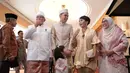 Terlihat dari kedua mempelai Ben Kasyafani dan Nesyana Ayu Nabila dengan kidmat mendegarkan lantunan ayat suci. (Adrian Putra/Bintang.com)