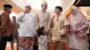 Terlihat dari kedua mempelai Ben Kasyafani dan Nesyana Ayu Nabila dengan kidmat mendegarkan lantunan ayat suci. (Adrian Putra/Bintang.com)