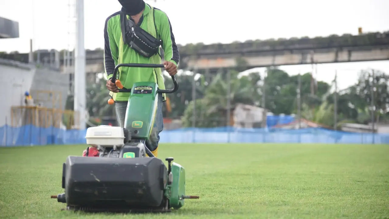 Rumput stadion Jakarta International Stadium (JIS)