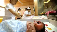 "Ini pertama kalinya aku melihat bayi berukuran besar dalam 30 tahun berkarir sebagai dokter," kata direktur Rumah Sakit Chongji.