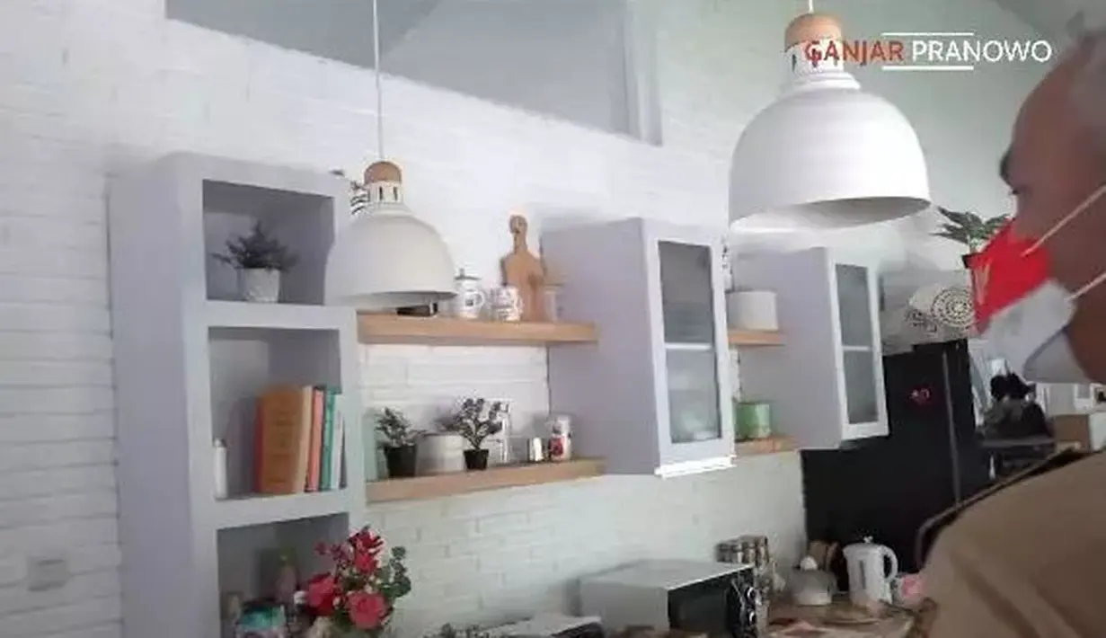 Area dapur tampak berada di tengah ruangan dengan konsep memanjang. (YouTube/Ganjar Pranowo)