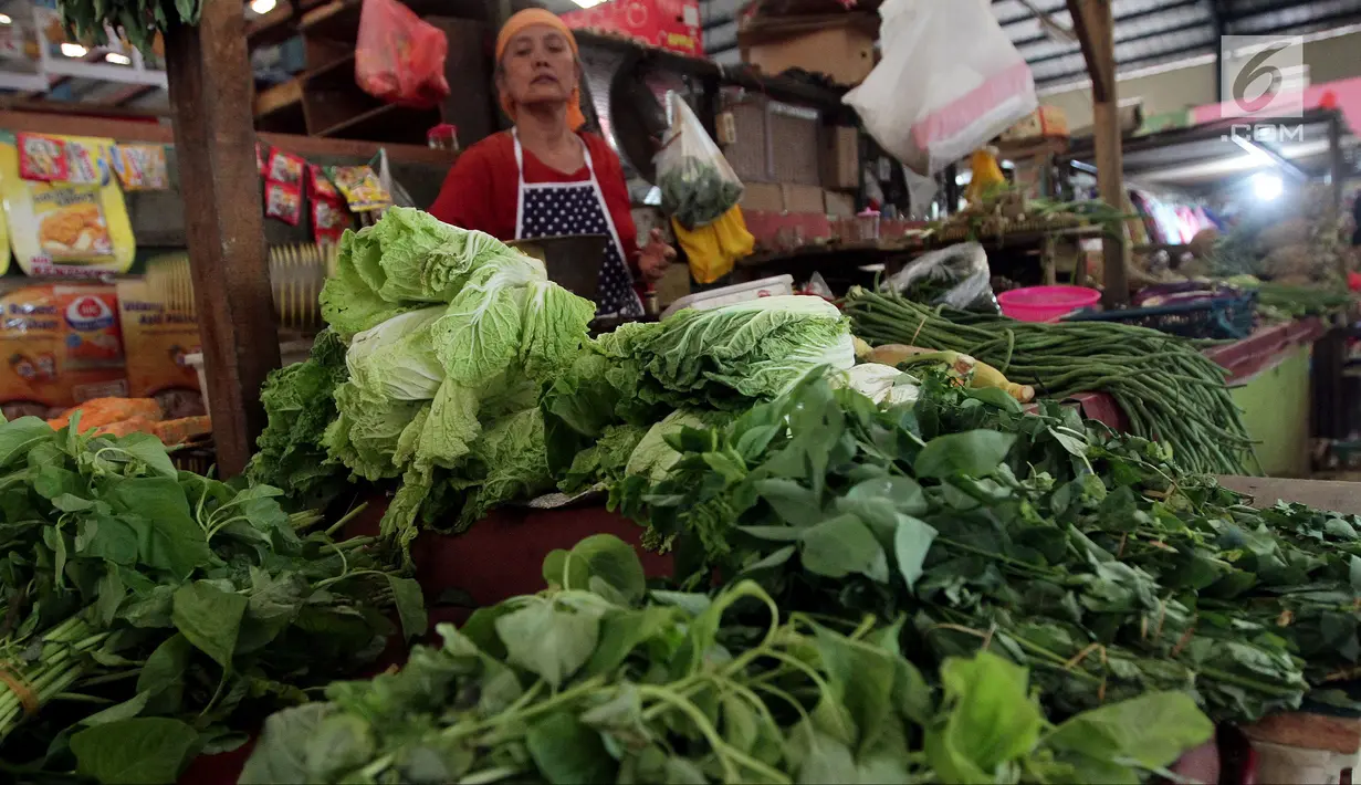 Aktivitas perdagangan di Pasar Kebayoran Lama, Jakarta, Jumat (20/4). Kementerian Perdagangan (Kemendag) mengklaim harga pangan terkendali. (Liputan6.com/Johan Tallo)