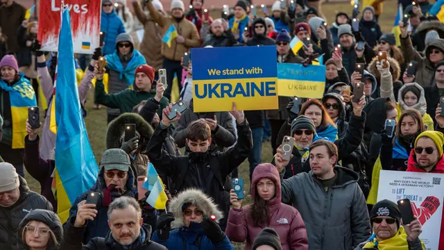 Ratusan Orang Berunjuk Rasa Peringati Dua Tahun Invasi Rusia ke Ukraina