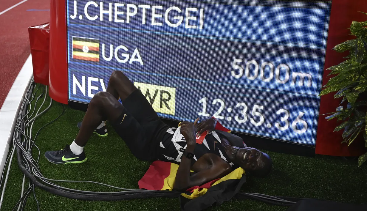 Pelari Uganda Joshua Cheptegei berbaring usai memenangkan final 5.000 meter putra pada kejuaraan Monaco Diamond League 2020 di Stadion Louis II, Monako, Jumat (14/8/2020). Joshua memecahkan rekor dunia lari 5.000 meter dengan catatan waktu 12:35,36. (Matthias Hangst/Pool Via AP)