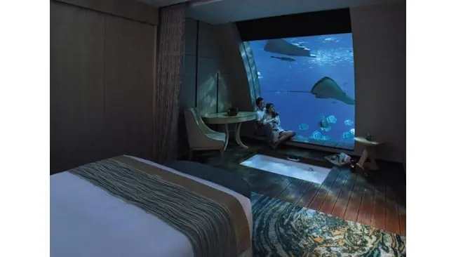 Rasakan sensasi tidur di bawah laut dengan menginap di hotel berikut ini. (Foto: Purewow.com)