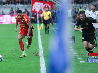 Pemain Persija Jakarta, Bruno Tubarao, berebut bola dengan pemain Borneo FC Samarinda, Mariano Peralta, dalam laga pekan ke-24 BRI Super League di Jakarta International Stadium (JIS), Selasa (3/3/2026). (Bola.com/M Iqbal Ichsan)