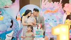 Kenes anak kedua dari pasangan Nella Kharisma dan Dory Harsa kini genap berusia satu tahun. Sebuah perayaan ultah pun dibuat oleh mereka dengan suasana yang meriah. Kenes terlihat begitu anteng saat momen ultah berlangsung. Apalagi ketika sesi foto di mana ayah dan ibunya sama-sama mencium keningnya. (Liputan6.com/IG/@nellakharisma)