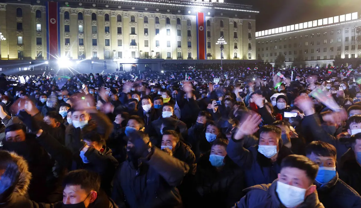 Warga menikmati pertunjukan Tahun Baru di Kim Il-sung Square, Pyongyang, Korea Utara, Sabtu (1/1/2022). Ratusan orang di Pyongyang berkumpul dengan mengenakan masker untuk menyaksikan pertunjukan kembang api menyambut Tahun Baru 2022. (AP Photo/Cha Song Ho)