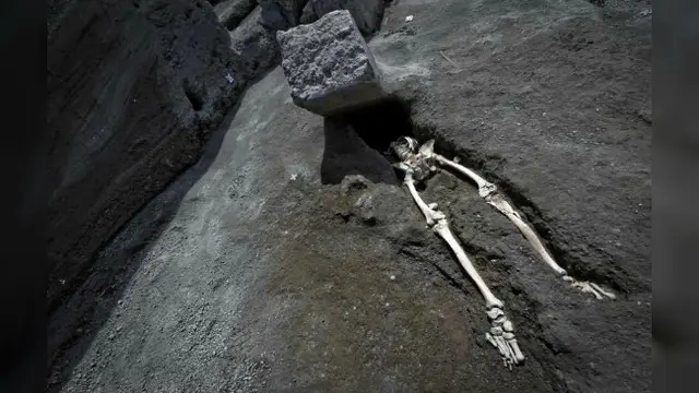 Suatu kerangka pria korban bencana Pompeii ditemukan dalam posisi yang sangat mengenaskan.