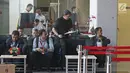 Mantan Vice President Management PT Garuda Indonesia, Albert Burhan menunggu di ruang lobby gedung KPK, Jakarta, Kamis (15/3). Albert Burhan diperiksan sebagai saksi untuk tersangka Emirsyah Satar. (Liputan6.com/Herman Zakharia)