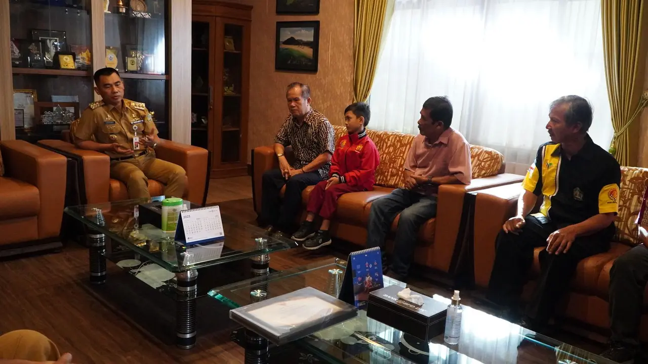 Bupati bersama Miko master catur diruang rapat Bupati usai menerima penghargaan