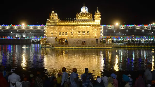 Keindahan Kuil Emas Saat Perayaan Ulang Tahun Guru Sikh