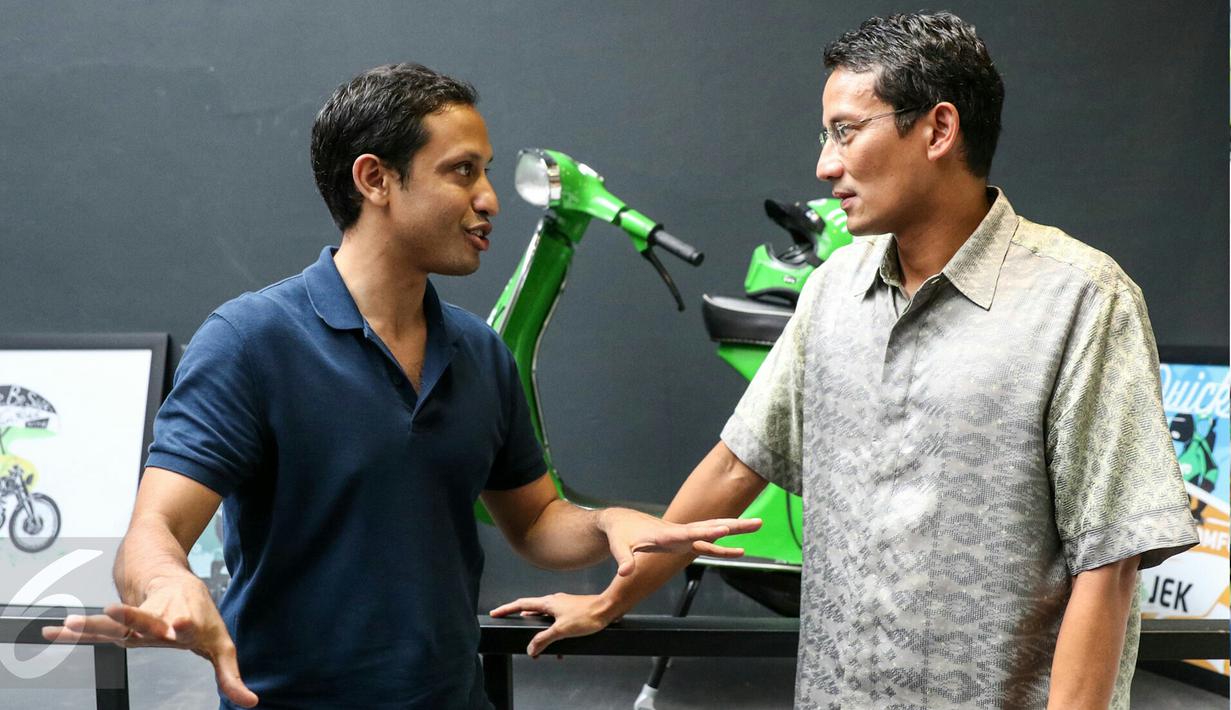 Balon Gubernur DKI Jakarta Sandiaga Uno (kanan) bersama CEO Gojek Nadiem Makarim, kantor Gojek, Jakarta, (1/3). Sandiaga Uno memuji terobosan Nadiem Makarim menciptakan lapangan kerja dan solusi kemacetan Jakarta. (Liputan6.com/Yoppy Renato)