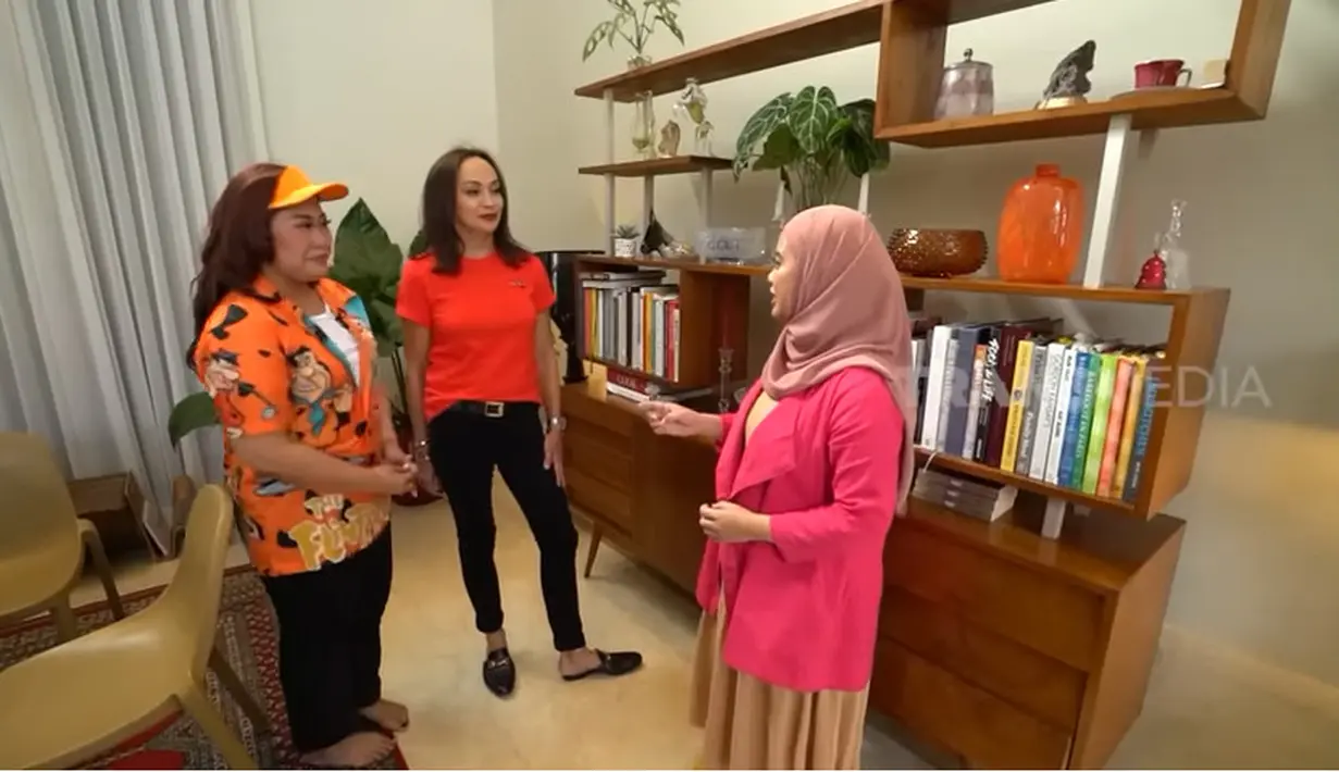 Artis yang tak pernah bercita-cita jadi artis ini sebelumnya ingin menjadi cheff. Pemilik album Terlalu 1989 ini suka memasak. Bahkan, ia beberapa kali diundang masak di hotel pada acara-acara tertentu. Buku resep tampak berjejer yang semuanya berbahasa Inggris. Di lemari tempat buku ini juga banyak kristal yang asli dari negara kelahirannya, Ceko.[Youtube/TRANS7 OFFICIAL]