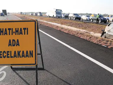 Sebuah papan pengumuman dipasang di area kecelakaan di Tol Cipali, Jawa Barat, Senin (13/7/2015). Mobil bernomor polisi D 1807 PB menabrak penanda jalan di Km 149+800. (Liputan6.com/Herman Zakharia)