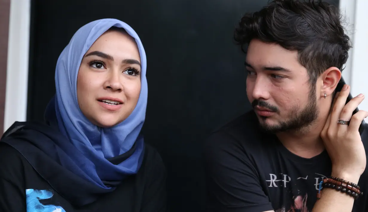 Begitu juga dengan Aryani, istri Donny Michael, yang juga sangat senang dengan kiriman karangan bunga tersebut. Sangat berterimakasih kepada sang pengirim, namun Aryani sempat tak menyangka. (Nurwahyunan/Bintang.com)