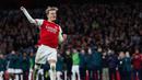 Pemain Arsenal, Martin Odegaard melakukan selebrasi setelah berhasil mengeksekusi tendangan penalti ke gawang Porto pada laga leg kedua 16 besar Liga Champions 2023/2024 di Emirates Stadium, London, Inggris, Rabu (13/03/2024). (AFP/Adrian Dennis)