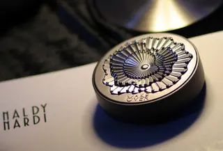 Eksplorasi visi artistik bersama desainer Rinaldy Yunardi dalam merayakan keberanian dan karakter kuat perempuan melalui karya masterpiece. [Dok/MAKE OVER].