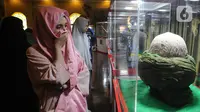 Benda Peninggalan Rasulullah: Pengunjung menangis melihat serban Nabi Muhammad SAW saat Pameran Artefak Rasulullah dan Sahabat Nabi di Padepokan Welas Asih, Parung, Bogor, (26/7/2020). Sebanyak 20 benda peninggalan Nabi Muhammad dan sahabatnya dipamerkan dalam acara ini. (merdeka.com/Arie Basuki)