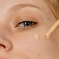 Foundation atau alas bedak untuk meratakan warna kulit/copyright pexels/MART PRODUCTION