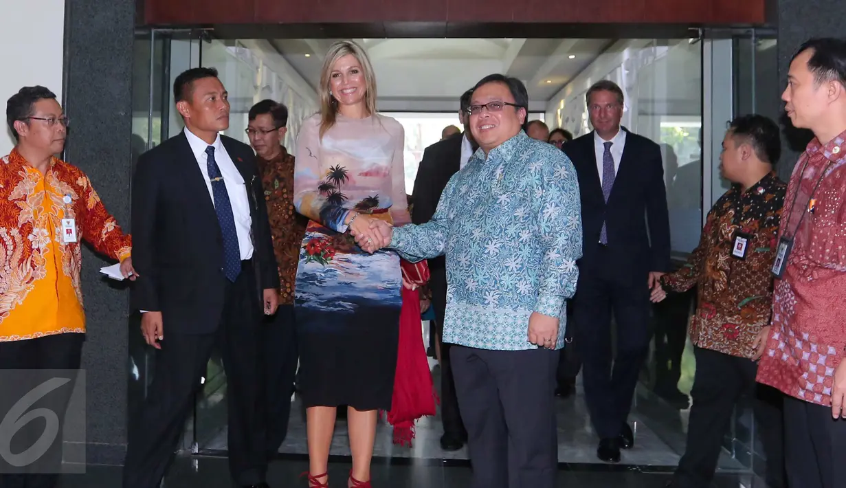 Menteri PPN Bambang Brodjonegoro menyambut kedatangan Ratu Belanda Maxima di Kantor Bappenas, Jakarta, Kamis (1/9). Menteri Bambang dan Ratu Maxima melakukan pertemuan tertutup membahas mengenai keuangan inklusi. (Liputan6.com/Angga Yuniar)