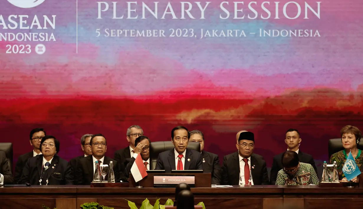 Dia mengatakan hal yang wajar apabila ada perbedaan pendapat dalam kesatuan. Jokowi menyebut perbedaan merupakan bagian dari demokrasi dan menunjukkan kedudukan yang setara dalam keluarga. (Willy Kurniawan/Pool Photo via AP)