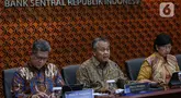 Gubernur Bank Indonesia Perry Warjiyo (tengah) saat memberikan keterangan terkait hasil Rapat Dewan Gubernur di Jakarta, Kamis (20/6/2024). (Liputan6.com/Angga Yuniar)