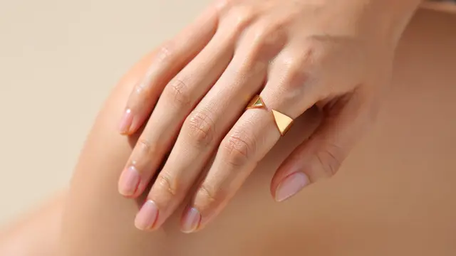 Tren Cincin Emas Minimalis Terbaru untuk Anak Muda (AI)
