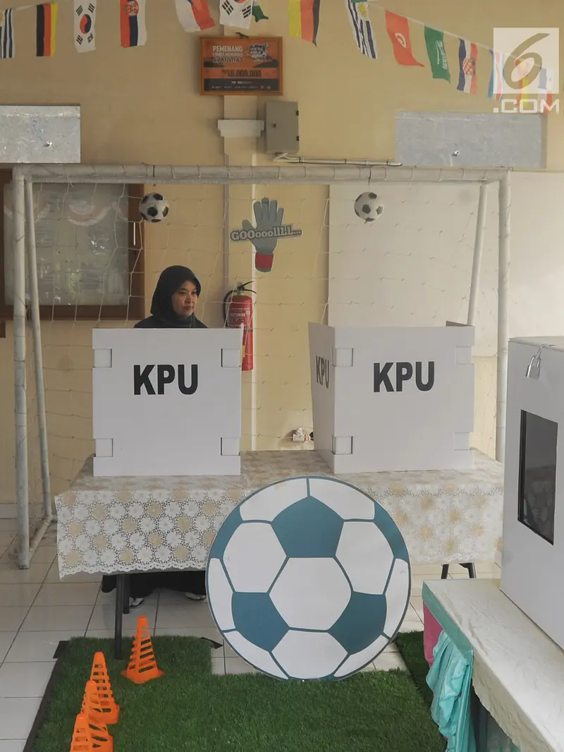 TPS Pilkada Kota Bogor Tampilkan Konsep Piala Dunia