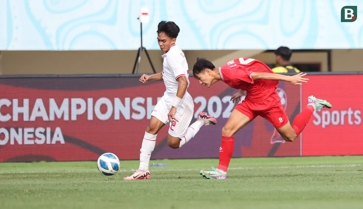 <p>Pemain Timnas Indonesia U-16, Dafa Zaidan El Fikri,&nbsp;berusaha melewati pemain Vietnam pada laga perebutan tempat ketiga Piala AFF U-16 2024 di Stadion Manahan, Solo, Jawa Tengah, Rabu (7/3/2024). (Bola.com/Abdul Aziz)</p>