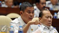 Menteri Perhubungan Ignasius Jonan saat menghadiri rapat kerja dengan Komisi V DPR di Gedung DPR, Jakarta, Selasa (26/1). Rapat membahas hasil pemeriksaan BPK tahun 2015 dan isu terkini terkait transportasi. (Liputan6.com/Johan Tallo)