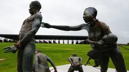 Sebuah patung yang menggambarkan orang-orang korban perbudakan dirantai di National Memorial for Peace and Justice, Montgomery, AS (22/4). (AP Photo / Brynn Anderson)