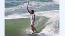 Atlet surfing Brasil, Carlos Burle, membawa obor api Olimpiade Rio 2016 saat melewati kota Porto de Galinhas, Ipojuca, Brasil, (1/6/2016). (AFP/RIO2016/Marcos de Paula)