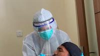 Pemain senior PSM, Zulkifli Syukur jalani swab test, Jumat (4/9/2020). (Abdi Satria/Bola.com)