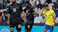Ekspresi kecewa pemain Al Nassr, Cristiano Ronaldo (kanan), saat melawan Al Shabab dalam pertandingan pertama Grup C Arab Club Champions Cup 2023 di Stadion King Fahd, Taif, Sabtu (29/7/2023) dini hari WIB. (AFP)