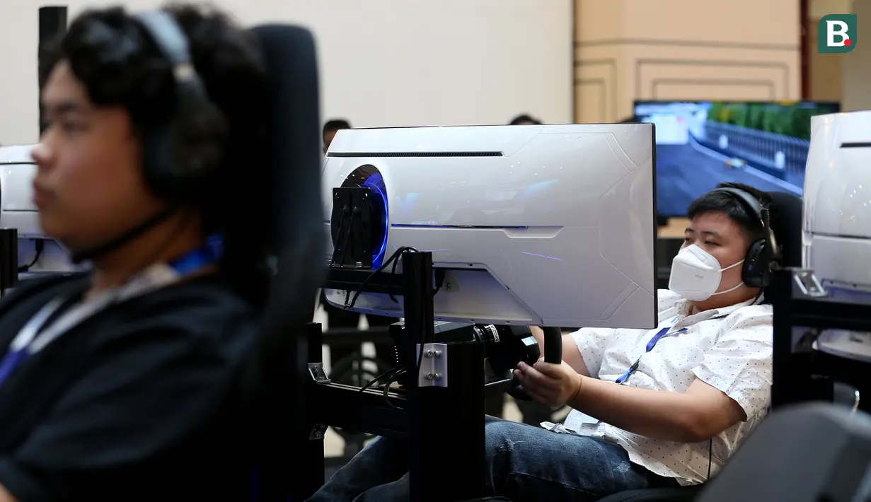 Sejumlah pebalap simulator berkompetisi saat Jakarta E-Prix ESports Championship 2023 yang berlangsung di Mal Artha Gading, Kelapa Gading, Jakarta Utara, Sabtu (20/05/2023).  40 pebalap simulator berpartisipasi untuk memperebutkan kejuaraan merupakan rangkaian dari Road to Jakarta E-Prix 2023. (Bola.com/Bagaskara Lazuardi)