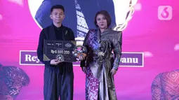 Juara satu Tata Wastra "Announcement Winner Competition" Reyno Rizki Arwian Danu saat menerima hadiah dalam acara Cita dan Cipta 2024 yang diadakan Liputan6.com x Fimela di Hotel Shangri-La Jakarta, Rabu (31/7/2024) malam. (Liputan6.com/Angga Yuniar)