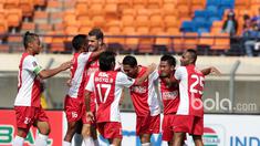 Para pemain PSM Makassar merayakan gol Gozali saat melawan Persiba Balikpapan pada laga Piala Presiden 2017 di Stadion Si Jalak Harupat, Bandung, Jumat (17/2/2017). PSM menang 3-1 atas Persiba. (Bola.com/Nicklas Hanoatubun)