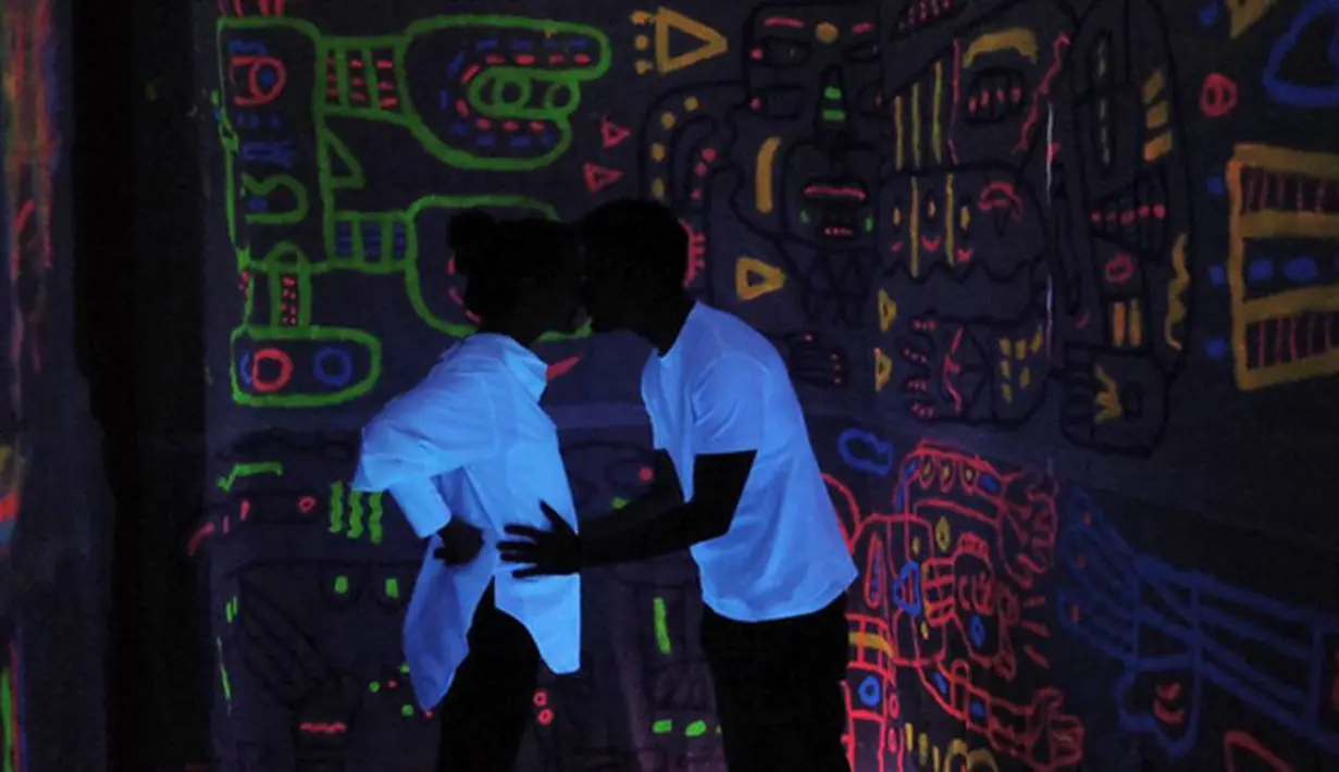 Pada 30 Maret silam, pemeran Dewa dalam film Surat dari Praha itu mengunggah foto hitam putih bersama istrinya yang tengah hamil enam bulan. (Instagram/riodewanto)