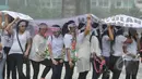 Hujan yang mengguyur di kawasan Bundaran HI tak menyurutkan peserta aksi damai "Save Polri", Jakarta, Minggu (1/2/2015). (Liputan6.com/Herman Zakharia)