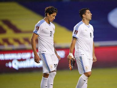 Pemain Uruguay, Luis Suarez dan Darwin Nunez, tampak lesu usai ditaklukkan Ekuador pada laga kualifikasi Piala Dunia 2022 di Stadion Casa Blanca, Rabu (14/10/2020). Ekuador menang dengan skor 4-2. (Rodrigo Buendia/Pool via AP)