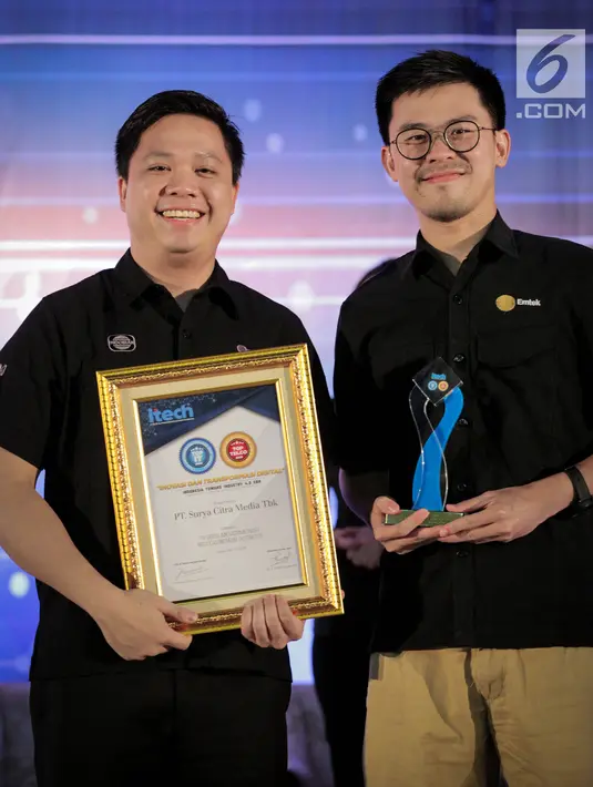 Deputy Director Programming SCTV David Suwarto dan GM Business Development EMTEK Edward Mulianto foto bersama usai menerima penghargaan TOP IT & TELCO 2019 di Jakarta, Rabu (27/3). Penghargaan ini diberikan menyikapi tren perkembangan IT dan TELCO dengan pemutkhiran.(Liputan6.com/Faizal Fanani)