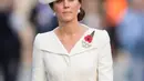 Kate Middleton menghadiri acara 100 tahun dimulainya Pertempuran Passchendaele di monumen Menin Gate, Ypres, Minggu (30/7). Gaun putih itu pernah dipakai Kate saat pembaptisan Putri Charlotte tahun 2015 dan acara Trooping the Color pada 2016. (AP Photo)