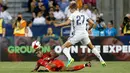 Duel antara pemain Real Madrid, Marcos Llorente, dengan pemain PSG. Presnel Kimpembe, pada laga International Champions Cup (ICC) 2016, di Stadion Ohio, Columbus, Ohio, AS, Kamis (28/7/2016) pagi WIB. (Getty Images/AFP/Kirk Irwin)