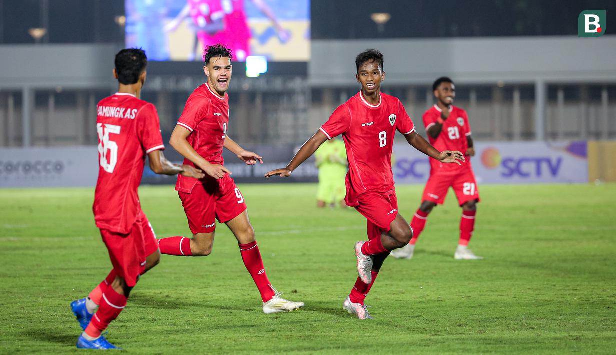 <p>Pemain Timnas Indonesia U-20, Aditya Warman (kedua kanan) melakukan selebrasi setelah mencetak gol pembuka ke gawang Maladewa pada laga Kualifikasi Piala Asia U-20 2025 di Stadion Madya, Senayan, Jakarta, Rabu (25/09/2024). (Bola.com/Bagaskara Lazuardi)</p>