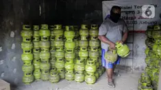 Pekerja saat bongkar muat elpiji 3 kilogram dari truk di Jakarta, Selasa (4/5/2021). Suku Dinas Tenaga Kerja Tranmigrasi dan Energi Jakarta Pusat pastikan stok tabung elpiji dinyatakan aman hingga H+7 hari raya Idul Fitri. (Liputan6.com/Johan Tallo)