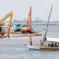 Suasana pengerukkan alat berat proyek pembangunan reklamasi Teluk Jakarta di Pantai Utara Jakarta (Liputan6.com/Helmi Afandi)