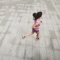 Begini cara cerdas agar kamu tetap bisa olahraga saat cuaca panas. (Sumber Foto: PureWow)